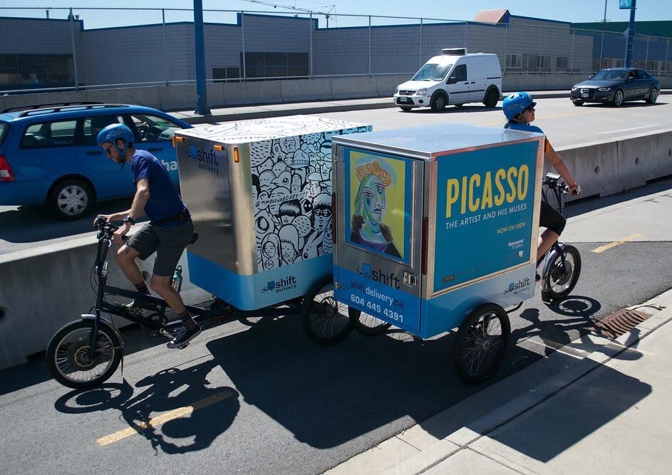 deux livreurs de marchandises à vélos qui se croisent