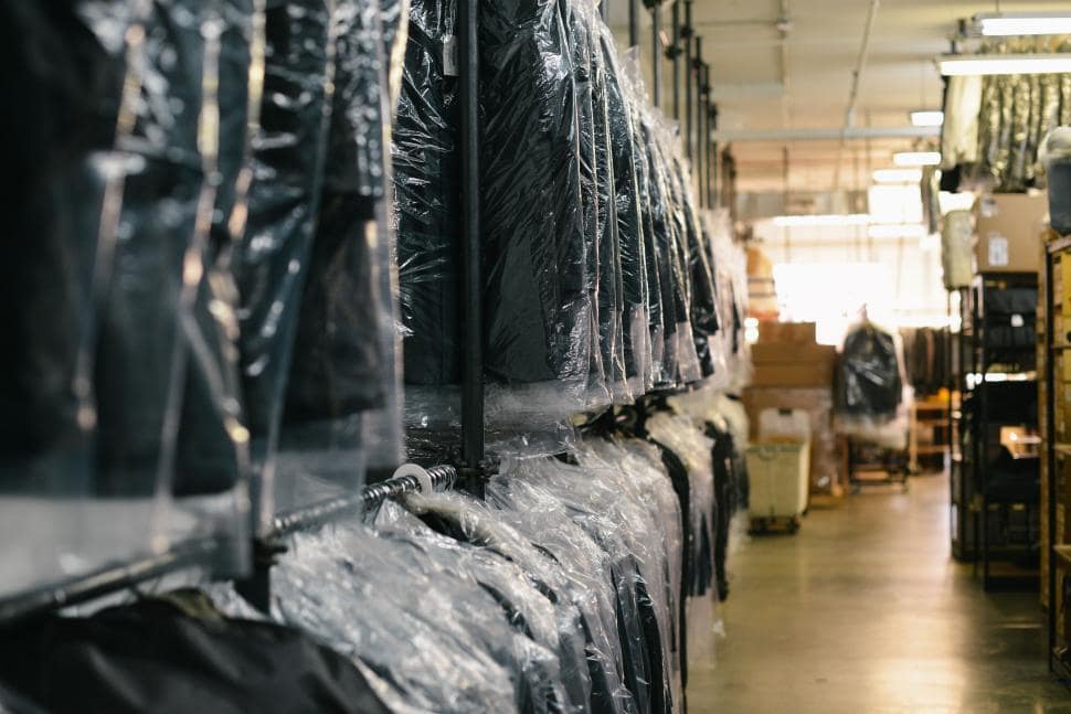 Rangement de vêtements dans un pressing