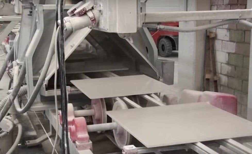 machine produisant des carreaux de carrelage