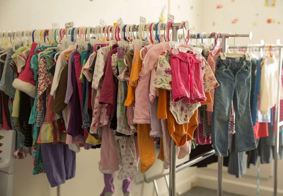 vêtements pour enfants accrochés sur une barre