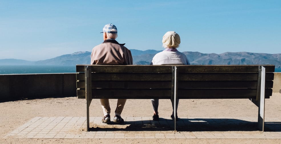 Deux personnes âgées dans une résidence senior qui regardent l'horizon