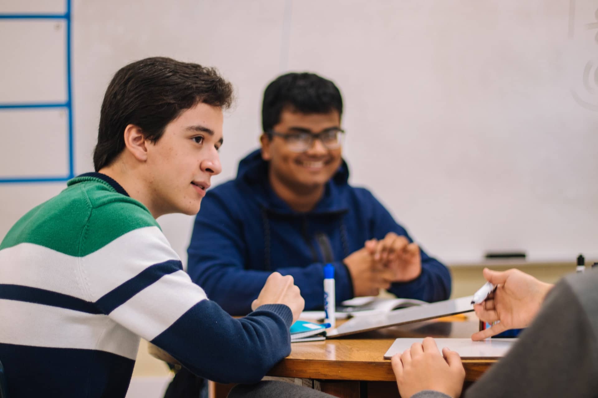 deux étudiants en apprentissage dans une salle de classe